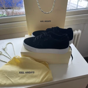 Axel ARIGATO skor - Jätte snygga mocka skor från Axel ARIGATO, har användigt dom 1 gång sen så la jag dom i gadroben igen,