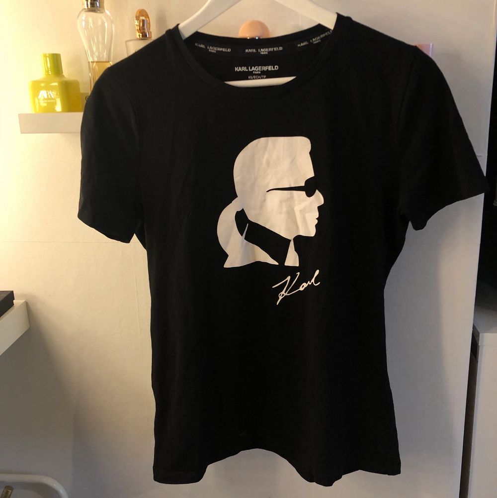 T-shirt från Karl Lagerfeld i strl XS. . T-shirts.