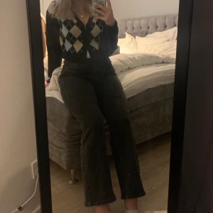 Raka jeans - Jätte sköna och snygga raka svarta jenas från cubus. Strlk S och passar perfekt för mig som är 164. Buda från 100kr +frakt