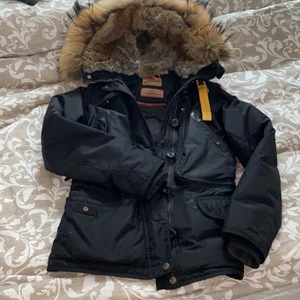 Parajumper Doris - En dam parajumper i fint skick , Storlek S , Modellen på jackan är Doris