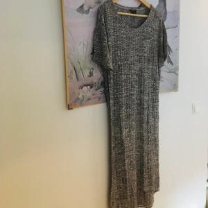 Monkiklänning - Så skön, mjuk, stretchig, lite längre och bekväm klänning från monki! Användes mycket för ett par år sedan. 