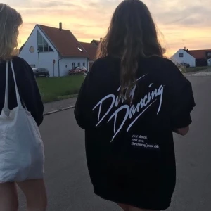 DIRTY DANCING SWEATSHIRT - En av mina abslouta favoriter säljer jag nu!!! Sparsamt använd och i superfint skick🥰 Kan även användas som klänning med shorts under