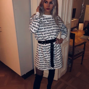 Linn Ahlborg klänning,endast använd 1 gång - Märke: Linn Ahlborg x NA-KD Typ: Tröja Storlek: XS Modell: Woman Printed Sweatshirt Färg: Svart, Vit Material: Bomull Kroppstyp: Kvinna. Endast använd 1 gång!! Finns ej kvar att köpa denna klänning längre,oanvänd!