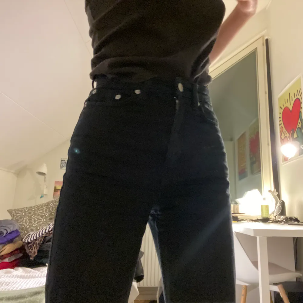 Svarta högmidjade straightleg jeans från weekday. Jag är ca 172cm lång och har vanligtvis storlek S. De är uppsprättade längst ner för att bli längre.. Jeans & Byxor.