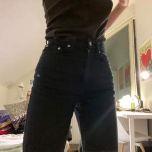 Svarta högmidjade straightleg jeans från weekday. Jag är ca 172cm lång och har vanligtvis storlek S. De är uppsprättade längst ner för att bli längre.