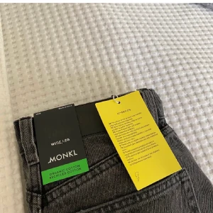 Monki Yoko jeans - Nästan oanvända. Typ använt 3ggr. Jättefint skick. Strlk w24. Asså typ 34. Hör av dig vid frågor❤️❤️❤️