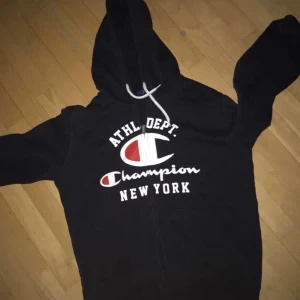 Champion ziphoodie storlek S - En skön vintage champion kofta, har dock en liten fläck som knappt är synlig på framsidan.