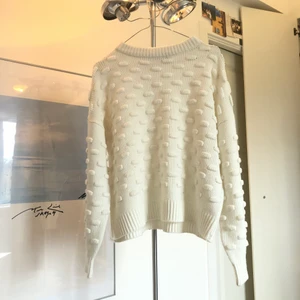 Stickad tröja - Stickad vit tröja med detaljer. Skön enkel mysig!!!