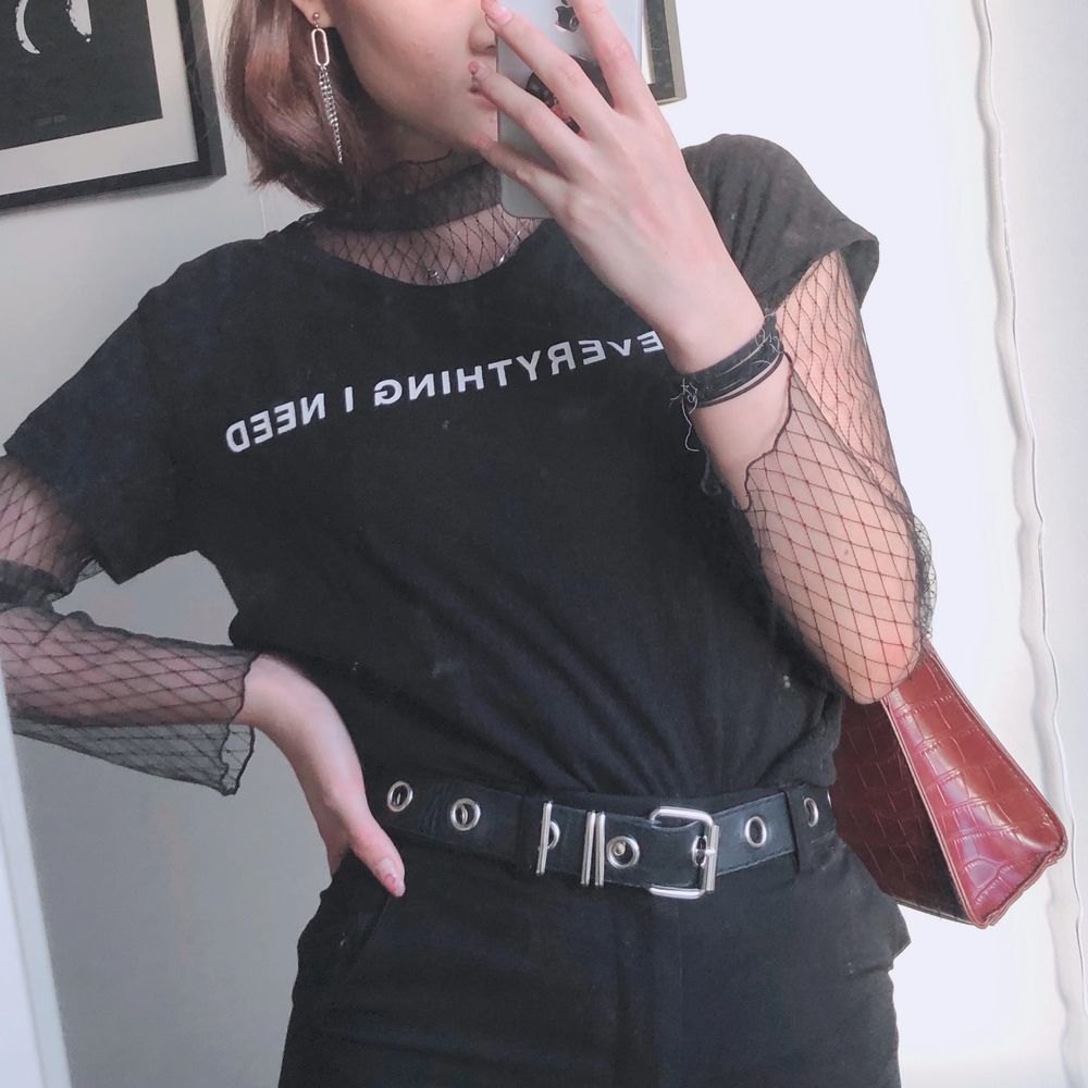 svart t-shirt frĂ„n weekday med âim everything i needâ tryck i vit text! enkel men snygg, och passar lĂ€tt till vardags liksom en edgier look! đ€ frakt tillkommmer! budning vid flera intresserade! kontakta vid frĂ„gor! đ . T-shirts.