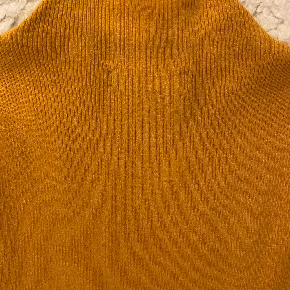 Mustard turtleneck size M . Vero Moda . Good condition, just little bits of lint on a back. 48% viscose, 29% polyester, 23% nylon. Övrigt.