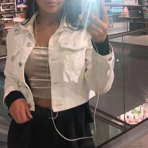 Vit croppad jeansjacka - Använd några gånger men ser fortfarande bra ut. Det är en croppad jeansjacka med lite slitningar och hål som snygga detaljer på jackan. Tar bara swish‼️