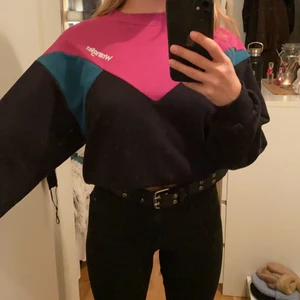 Tröja från wrangler - Köpt här på plick men kommer inte till användning. Sweatshirt från wrangler i grön/turkos, rosa och svart! Frakt tillkommer på 63kr