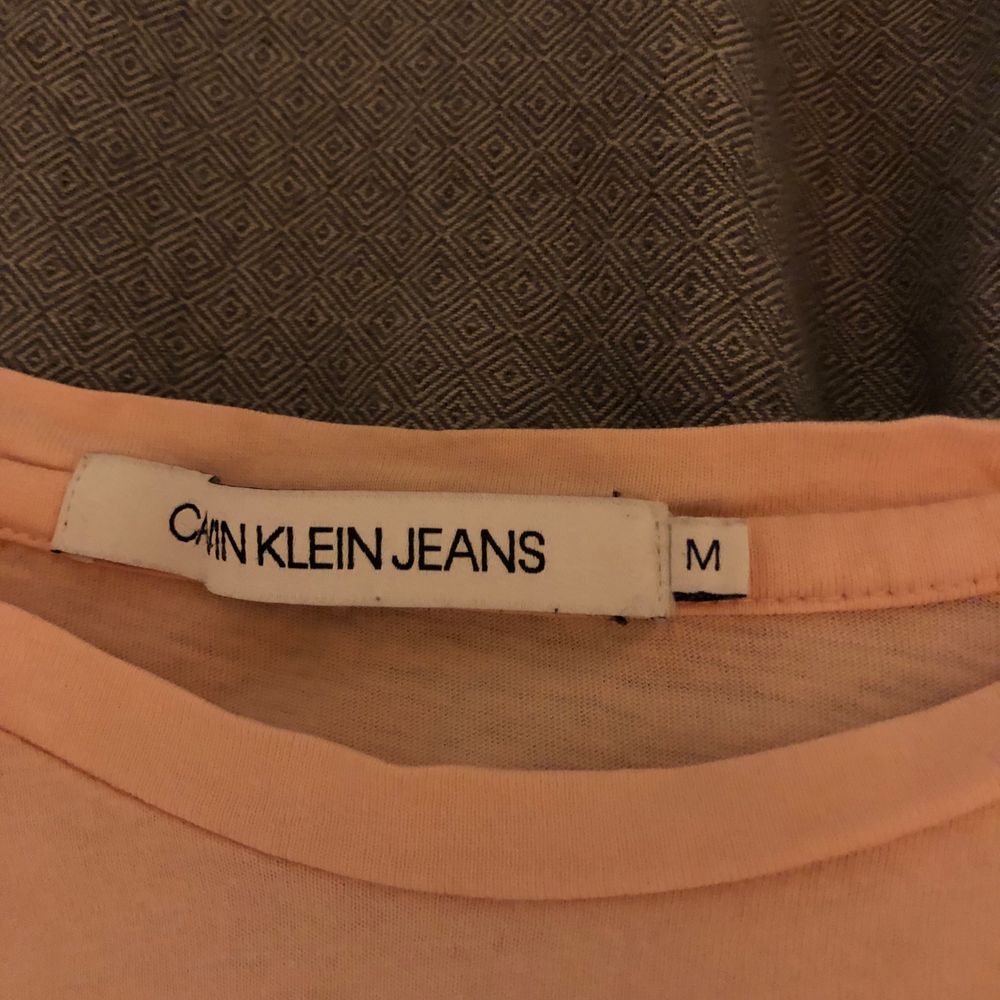 Jag säljer denna nästan helt oanvända t-shirt. Köpt för ca 300 kr, säljer för 60 kr+frakt:) Säljer pga ingen användning & passar inte i rosa. Storlek M men passar även mindre eller större beroende på hur man vill ha passformen. T-shirts.