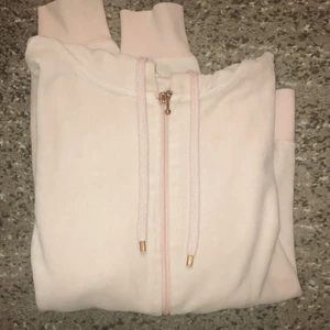 Kofta - Ljusrosa velour kofta från Cubus. Skön å bekväm, säljes eftersom den inte kommer till användning längre. Kan mötas upp i Malmö. Kontakta för mer info/bilder. Strl M men passar bra som S också. 