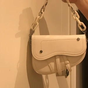 Shein  - Jätte gullig väska från shein och är aldrig använd. 