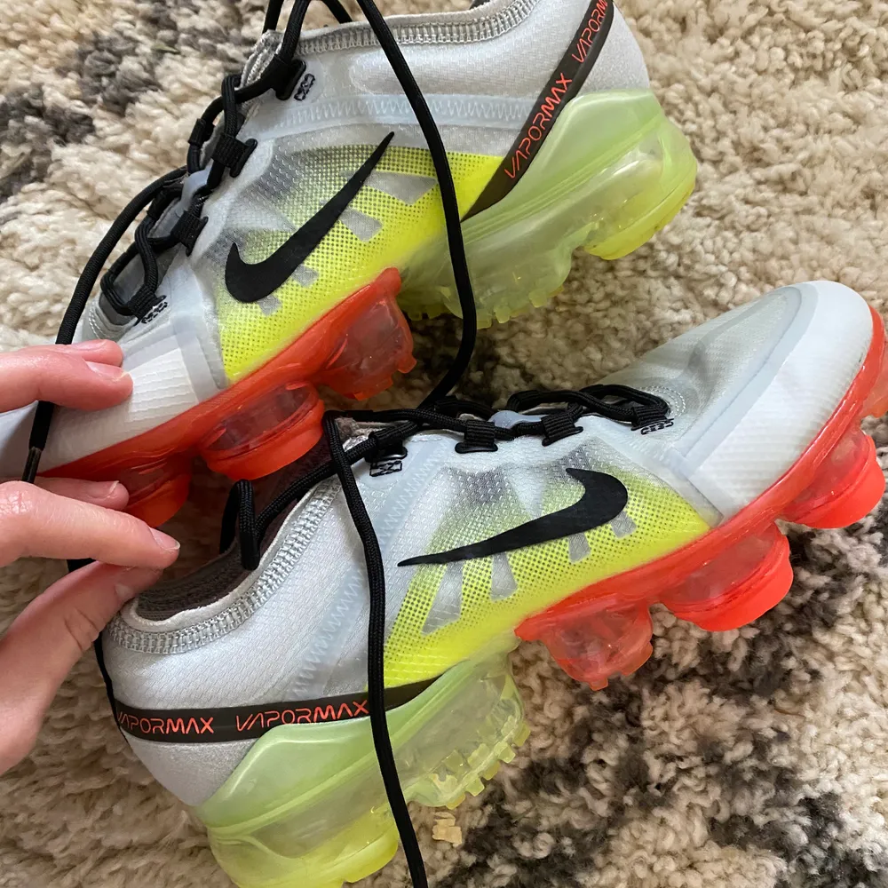 Nike Air Vapormax 2019 Neon Pure Platinum EU 38.5 Women. Använda 1 gng därav som nyskick                                                     Pris: 280kr                                            Nypris: 1500kr                                                                                                          EU 38.5  UK 5.5  US 6Y. Skor.