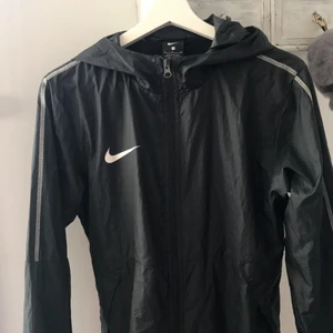 Regnjacka Nike - Från Nike. Herrmodell i storlek S
