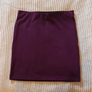 Minikjol - Lila minikjol från Bikbok som bara användes några få gånger för att jag gick upp i vikt. Kan gå ner i priset.