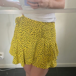 Gul prickig kjol från topshop - Superfin minikjol från topshop i storlek Small. Knappt använd!!! Den har volang nedtill och är lite omlott fast det sitter fast. Vid sidan har den en dragkedja samt snören/band som man kan knyta! Kan mötas upp i Göteborg eller skicka den och då står köparen för frakt!!💕👍🏼🙏🏽