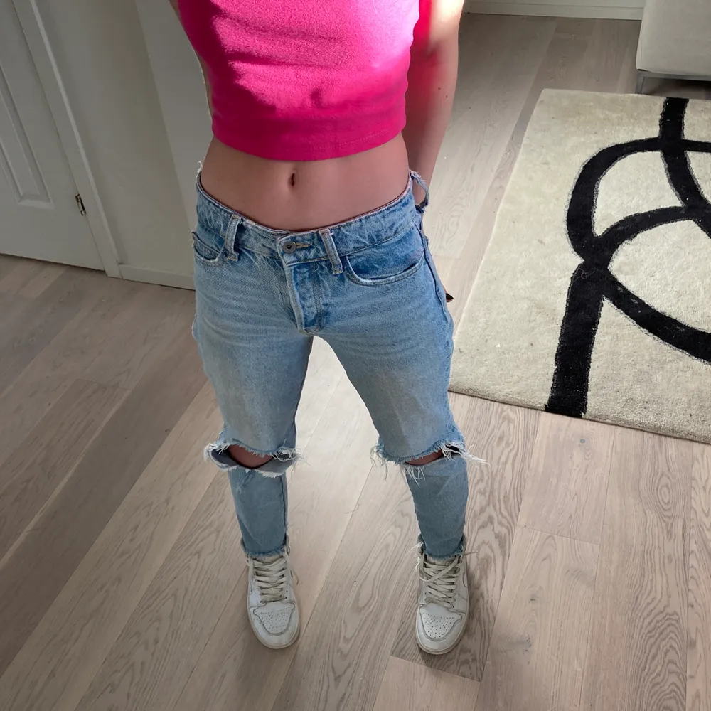 Så söta Zara jeans som passar till allt❤️❤️ i ljusblå med slitningar på knäna🥰 mid-low Rise❤️🥰. Jeans & Byxor.