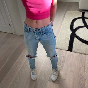 Så söta Zara jeans som passar till allt❤️❤️ i ljusblå med slitningar på knäna🥰 mid-low Rise❤️🥰