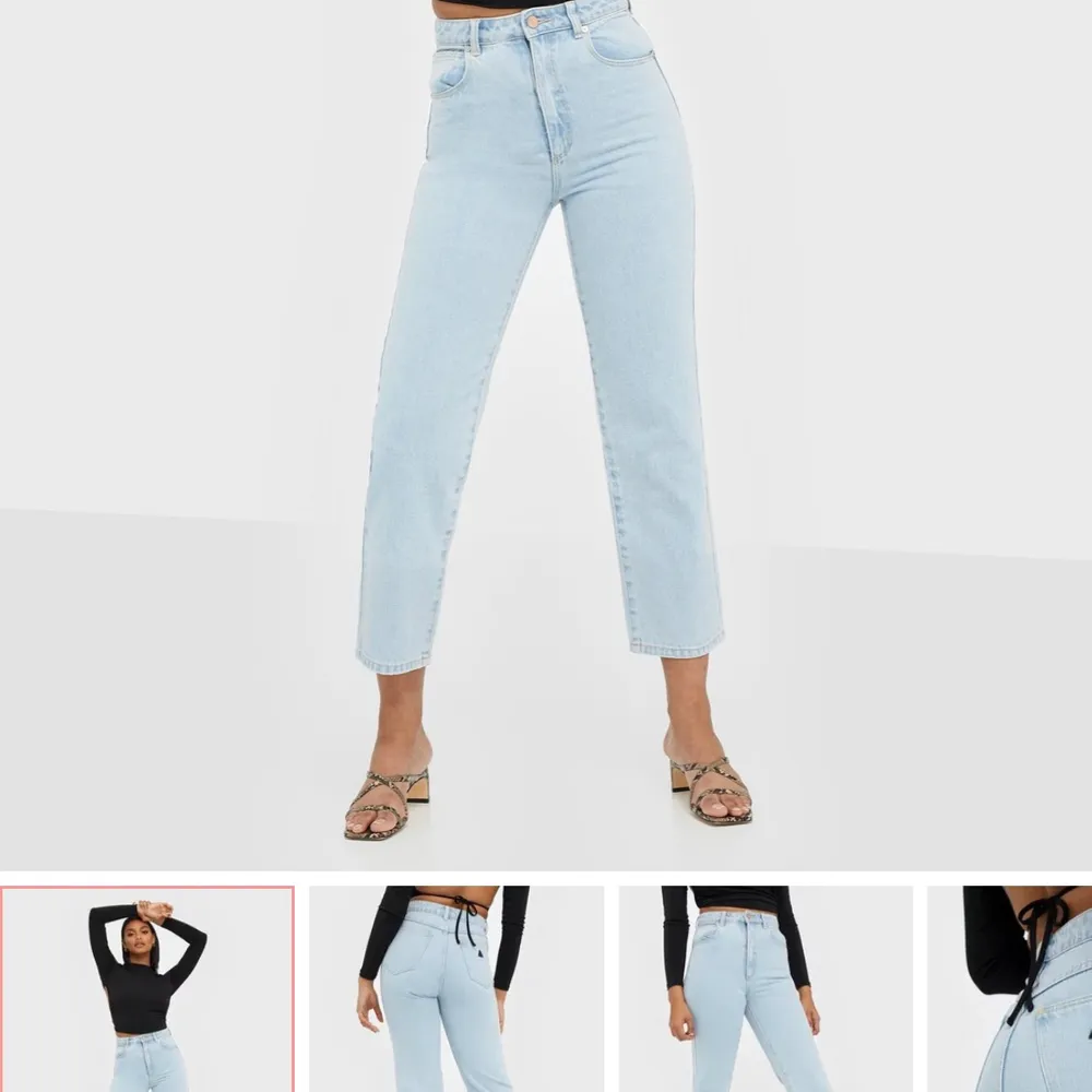 Säljer dessa jeans ifrån A brand då de inte kommer till någon användning. Skick 10/10. Strl w25. Nypris: 899kr. Kör med budgiving så buda gärna i kommentarsfältet i inlägget! 💕☺️. Jeans & Byxor.