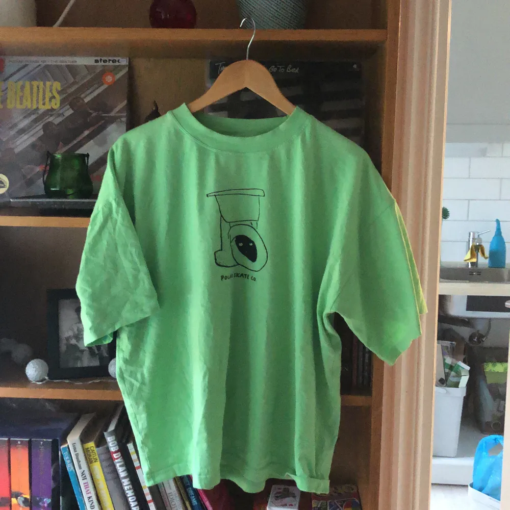Cool grön tisha från Polar Skate Co. En favorit men den är för liten :( hoppas någon annan kan bli glad för den!!💖. T-shirts.