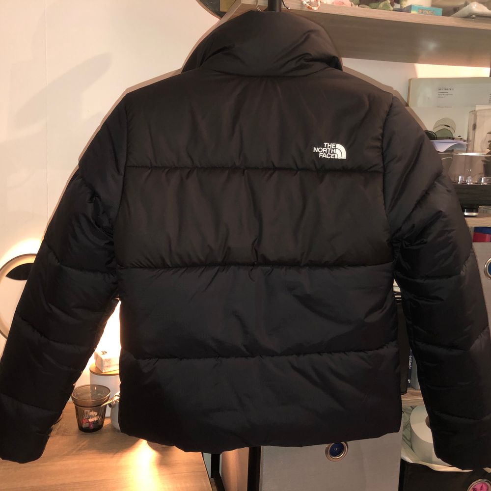 The North Face dunjacka i svart som knappt är använd pga fel storlek, alltså i nyskick. Passar XS/S och möjligtvis M. Buda i kommentarerna, original priset är 2500kr så startbud ligger på 1200kr💞 KAN BYTA MOT BRUN ELLER SVART I MODELL NUPTSE! Högsta bud nu; 1500kr. Jackor.