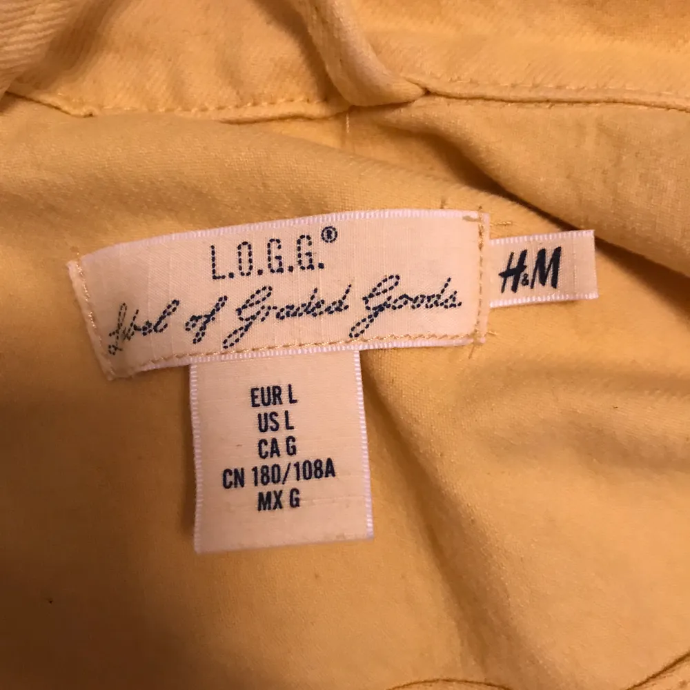 Säljer också den här väldigt gula jeansjackan från H&M. Väldigt snygg oversized passform men den har tyvärr ej kommit till så mycket användning. (Grön hoodie säljs med). Jackor.