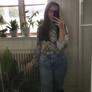 Ginatricot jeans storlek 40 - Byxorna är använda 4-5 ggr, köpte de för ca 3 månader sen, original priset var 600, skriv för fler bilder!