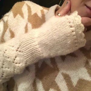 Så fina handvärmare!!! - Såå gulliga och sköna handvärmare!! Handstickade i 100% ull!! Beige vita!! Så mysigaaa!!💙💙 pris kan diskuteras och vid fler intresserade blir det budgivning i kommentarerna!!