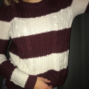 Stickad tröja Hollister - Bekväm vit- och rödstickad tröja från Hollister, strl XS. Köpare står för frakt