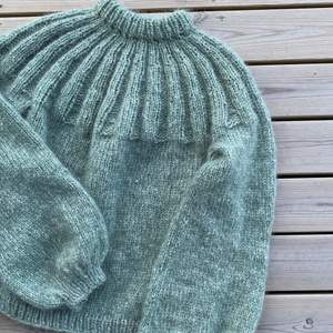 Säljer min sjögröna Sunday sweater som blev gjord i somras 🧶🦙 Den är stickad i CaMaRose snefnug och Drops kidsilk, otroligt mjuk och go                                 Värde på garnet: Ca. 850kr 