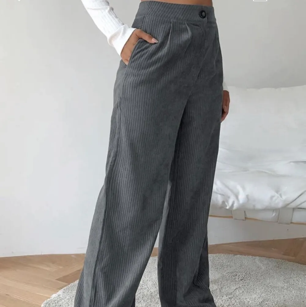 Jätte sköna grå byxor. Bra material och sitter bra, helt nya har aldrig använt dem. Köpte 2 stycken istället för 1 så behöver inte den andra, 110 kostar plus frakt. . Jeans & Byxor.