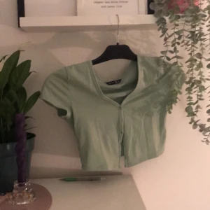 croppad tank - säljer denna super fina tröjan tyvärr, beställde i fel storlek så den är för liten. världens finaste färg o bra kvalitet. Från shein o aldrig andvänd.❤️ betalaren står för frakt.