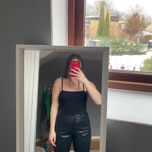 Chiquelle bodysuit - Svart bodysuit. Oanvänd. Knäppe.