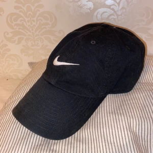 Nike keps - Svart keps från Nike. Endast använd ett fåtal gånger så är i bra skick. Storleken kan justeras baktill. 120 kr inklusive frakt 🤍