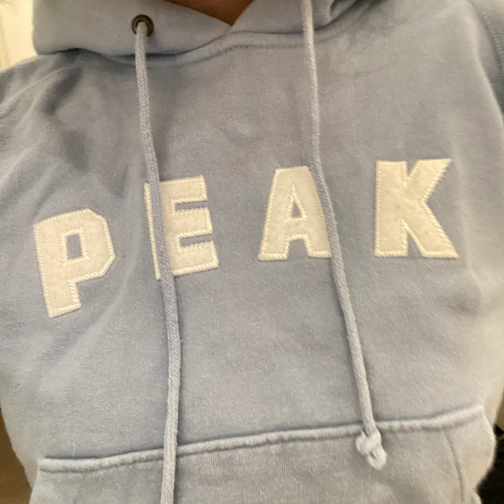 Blå peak hoodie, nyskick. Hoodies.
