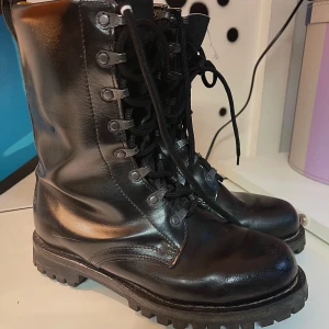 Kängor i äkta skinn - Vintage svarta läder kängor från 70-talet i storlek 39. startpris 700kr. Buda i kommentarerna eller skicka meddelande 