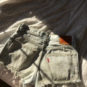 Levi’s shorts  - Säljer mina Levi’s shorts då de inte kommer till användning. De är i väldig fint skick! 🤍 