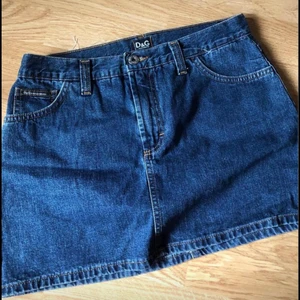 Kjolar D&G, Armani strl 34/36 - hej! 💞 säljer dessa fina kjolar i denim som jag fick av min mamma! vet inte var dom köptes o har inget bevis på att de är äkta, men de är väldigt snygga o passar till många fits. ✨💓 säljer pga de passar inte mig längre. skulle nog passa en 34/36 i midjan. tänker sälja för 100kr/st o kan fixa paketpris också! priset kan diskuteras