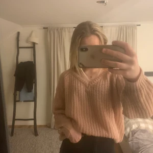 Stickad tröja, Lager 157 - Stickad tröja från Lager 157, strl XS. Tröjan är aldrig använd. Liknar färgen på andra bilden. Köparen står för frakten:) (pris kan diskuteras)