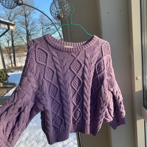 Tröja - En jätte fin tröja i världens härligaste trendiga färg! Använd ett fåtal gånger därav nyskick😍 250kr eller högre bud! 