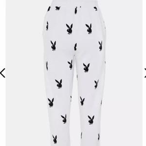 Playboy pants - Oversized byxor från mussgiuded x playboy. Storlek 36, väldigt skönt matterial på insidan. Aldrig använda! 