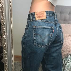 Säljer dessa super snygg vintage jeans från Levis 💓. Storlek 33/2 sitter jätte snyggt på mig som är bär en 36. Är 170 cm lång och köparen står för frakten 💓