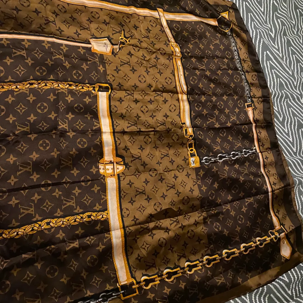 Jätte fin Louis Vuitton halsduk helt ny oanvänd.. Accessoarer.