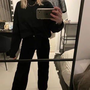 Weekday Manchesterbyxor - Sjukt snygga och populära Manchesterbyxor från weekday i skönt material. Lagom stretchiga och aningen högre i midjan. ✨ stora i storleken då ja normalt har 36 i byxor, men hade absolut passat en mindre person 