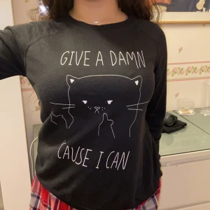 Svart sweatshirt  - En jättegullig sweatshirt. Använd ett fåtal gånger därför det låga priset. Men i bra skick