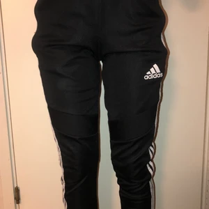 Adidas byxor  - Adidas byxor i storlek Xs säljes för 100 kr eftersom jag vill bli av med dem. Gratis frakt 