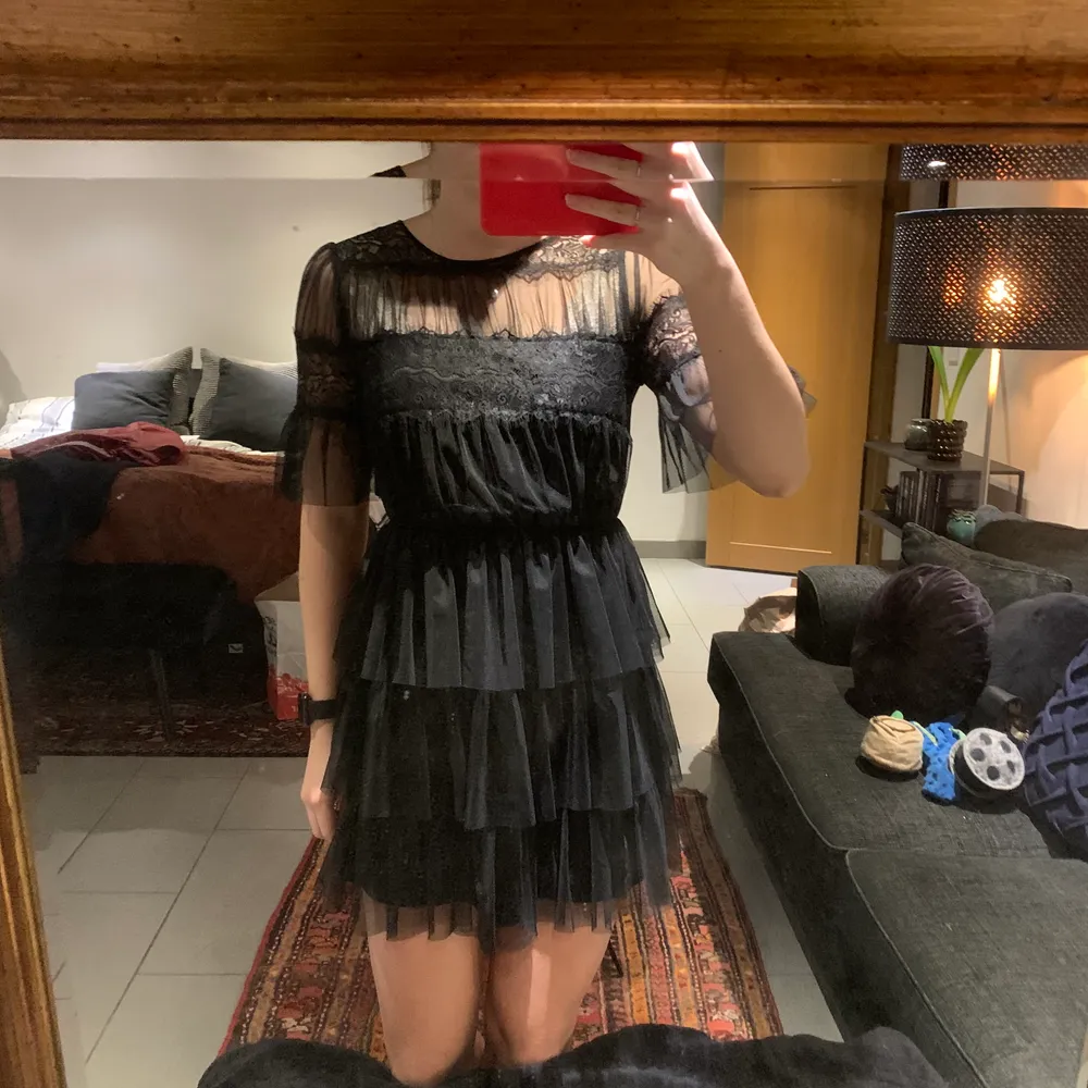 Super snygg svart klänning från Zara! Älskar verkligen den men den är tyvärr för liten för mig!❤️ jag är 172 cm lång. Frakt på 45 kr tillkommer!. Klänningar.